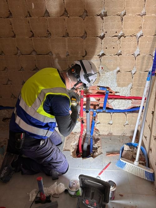 Instalación de tuberías de fontanería en una vivienda