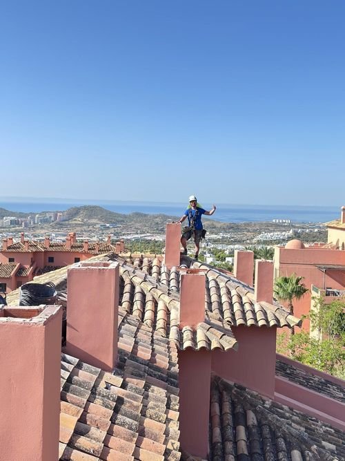 Trabajos de mantenimiento sobre la cubierta de un edificio